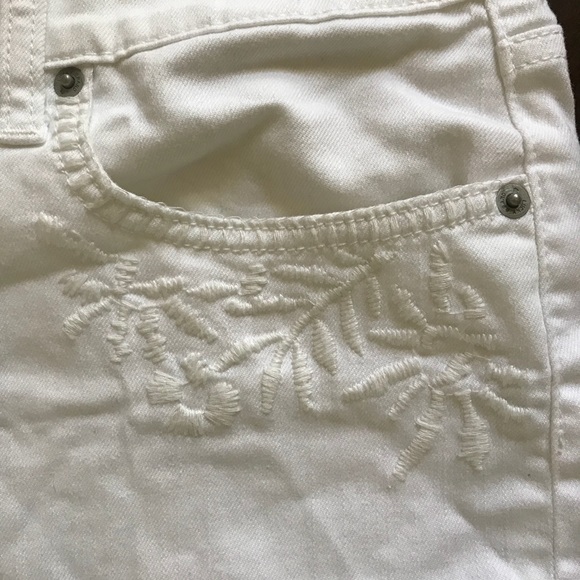 Lucky Brand White Denim Embroidered Shorts - Picture 4 of 5